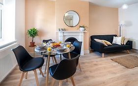 Terracotta Flat, Free Wifi & Parking, Easy Access To Liverpool